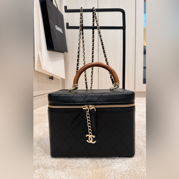 Chanel vanity case with woody handle - Picture 2 of 2